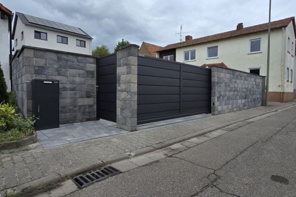 Freitragendes Schiebetor in Steinfeld in RAL HI Anthracite Schiebetor Steinfeld mit Querpaneelen ohne Lichtspalt Zaunpforte Modern AW 10.228 neben der Einfahrt, Steinfeld Grundstückszufahrt in Steinfeld vor dem Umbau