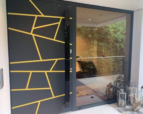 CREO Haustür in Nieder-Olm mit Designmuster 360 Haustüranlage Nieder-Olm mit großflächigem Seitenteil Profilo 04 Carbon Stangengriff an der Haustür, Nieder-Olm Multitronic Comfort Motorschloss mit Chipkartenleser