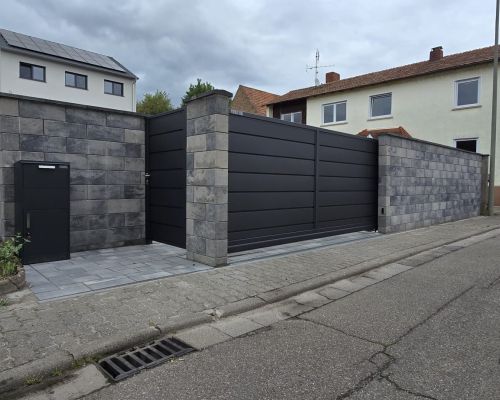 Freitragendes Schiebetor in Steinfeld in RAL HI Anthracite Schiebetor Steinfeld mit Querpaneelen ohne Lichtspalt Zaunpforte Modern AW 10.228 neben der Einfahrt, Steinfeld Grundstückszufahrt in Steinfeld vor dem Umbau
